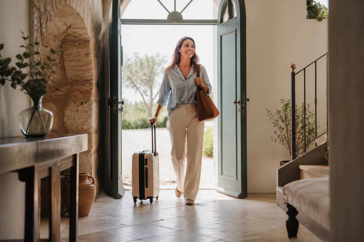 Ospite osserva con soddisfazione l'ingresso pulito di un hotel al momento dell'arrivo