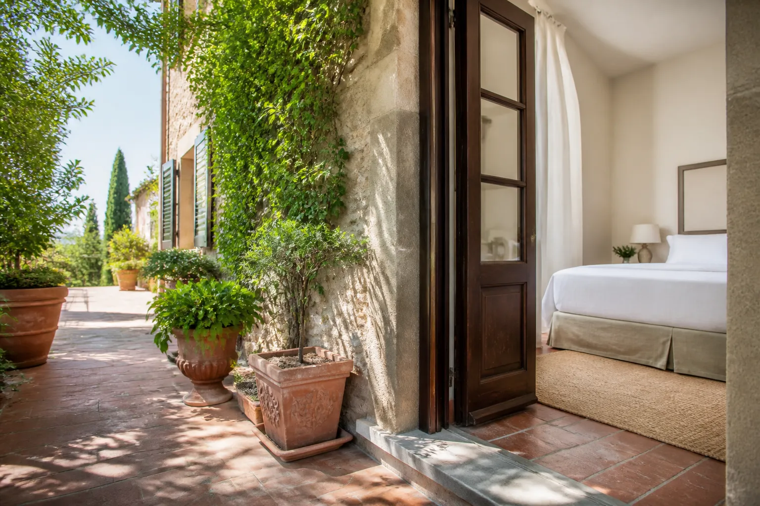 Agriturismo toscano con cortile e camere pulite pronte per gli ospiti