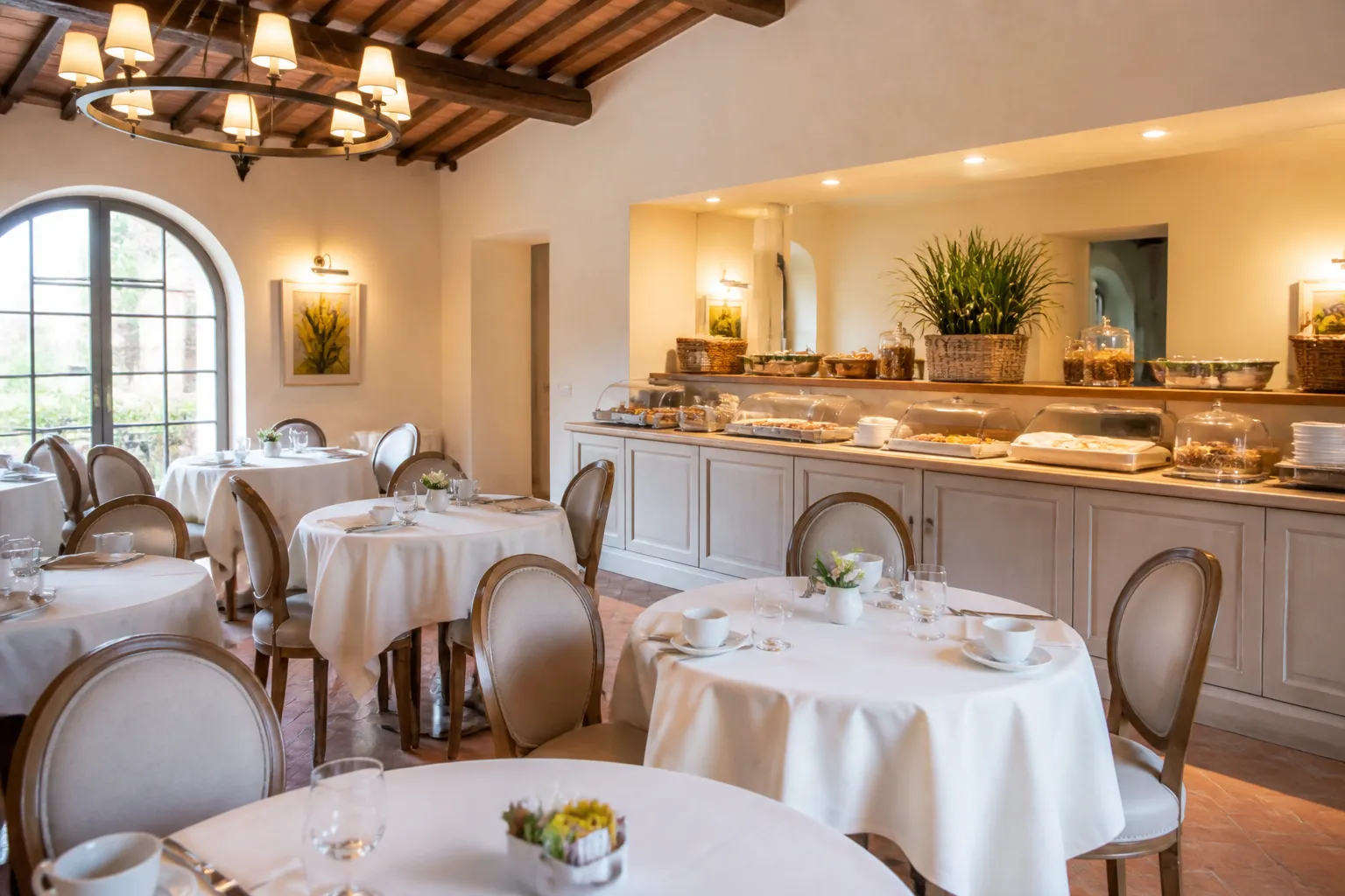 Sala colazione di hotel con tavoli puliti e buffet in ordine